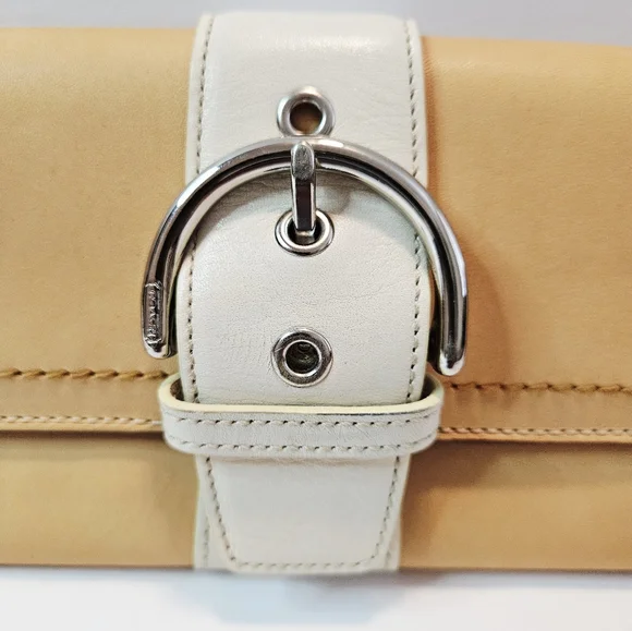 Coach Hampton Leather Beige White Wristlet Clutch Buckle Logo Charm 6694 - Picture 7 of 11